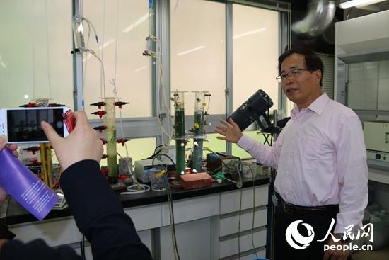 筑波大学生命环境科学研究科教授张振亚带领记者参观实验室。