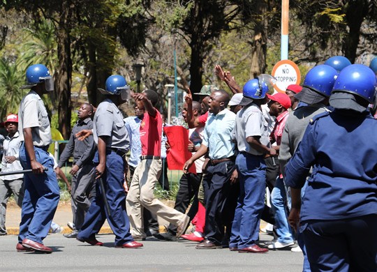 2016年8月24日，津巴布韦数百名民众在首都哈拉雷举行游行，抗议政府重发本国货币计划。抗议者与警察发生冲突，一些车辆被焚烧。（新华社）