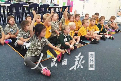 图为吉娜(第一排左一)积极参与当地的课堂讨论。