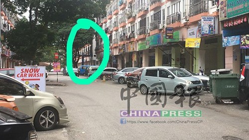 警局与事发地点同一条街。(马来西亚《中国报》)
