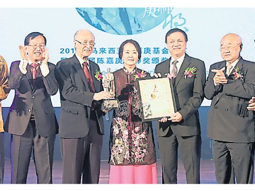 陈嘉庚精神奖由已故丹斯里郭鹤尧获得,由幼女郭少容(中)代为领奖。(马来西亚《中国报》)