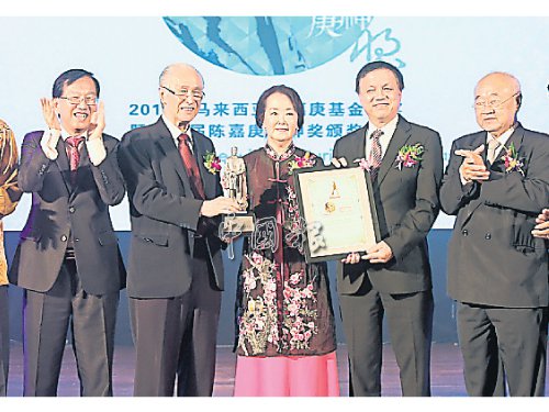 陈嘉庚精神奖由已故丹斯里郭鹤尧获得，由幼女郭少容（中）代为领奖。（马来西亚《中国报》）