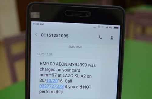 一通信用卡被刷的手机诈财短讯，害到女教师被骗走血汗钱。（马来西亚《星洲日报》）