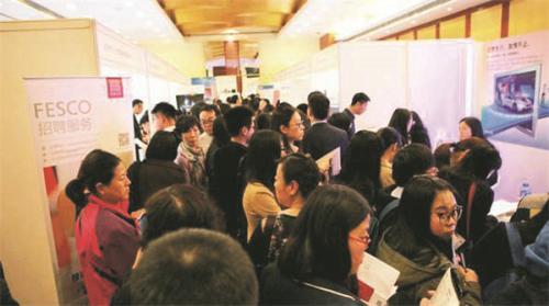 如何为留学增加含金量,让自己在求职大军中脱颖而出,成了令海归深思的问题。(美国《侨报》图片)