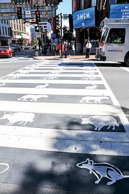 华盛顿市区中国城街道地面上喷绘了十二生肖图案。（美国《世界日报》图片）
