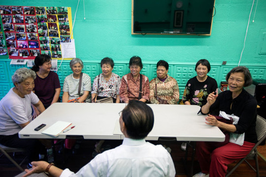 美籍华人社区服务中心为当地居民举办防骗讲座。（美国《纽约时报》网站）