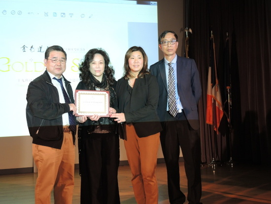 孟昭文(右二)、顾雅明(左一)感谢生键红(左二)的深入研究以及揭开这段几乎被遗忘的历史,右一为拉盛图书馆副馆长邱辛晔。(美国《世界日报》/朱蕾