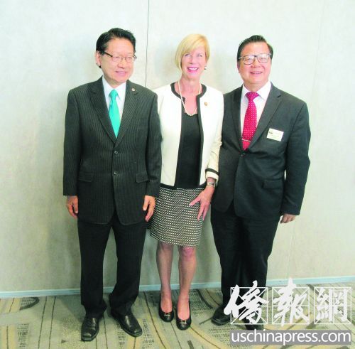 洛杉矶市社区大学理事会副主席伍国庆(左)和圣盖博市市长廖钦和(右)为国会议员哈恩(中)参选洛杉矶县第四选区县政委员站台。(美国《侨报》/翁羽