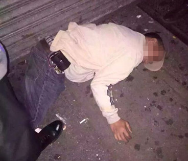 华裔男子因醉酒躺在8大道不省人事。（美国《世界日报》）