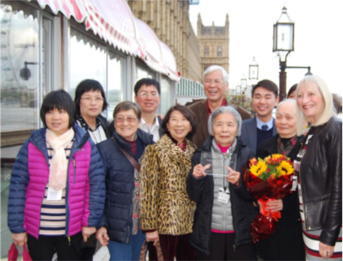 杜金兰(前排右起第三位)手捧奖杯(英中网)