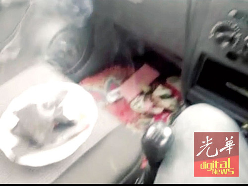 短片中显示，男子在车内驾座旁摆放一盘已燃烧，并冒烟的黑炭。（马来西亚《光华日报》）