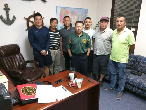 拉斯维加斯导游被杀案后，华裔导游相约立刻去考取CCW证。（美国《侨报》）