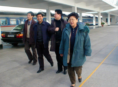 杨秀珠(右一)放弃政庇申请获法官批准,随时可能回中国。(美国《世界日报》资料图)