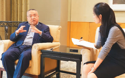 图为董李(左)接受本报记者采访。