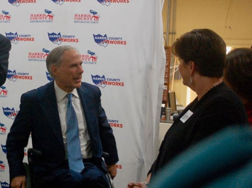 德州州长艾伯特（左）在活动中与民众亲切交流。（美国《世界日报》/记者