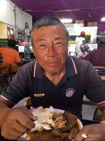 寻求帮助的老人(南非华人网)