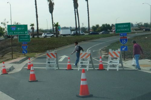10号高速公路戴尔玛大街入口被警方设路障关闭。(美国《侨报》/高睿
