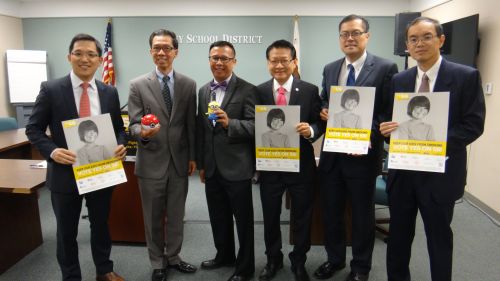周本立等多位华裔民选官在记者会上合影。(美国《侨报》/高睿