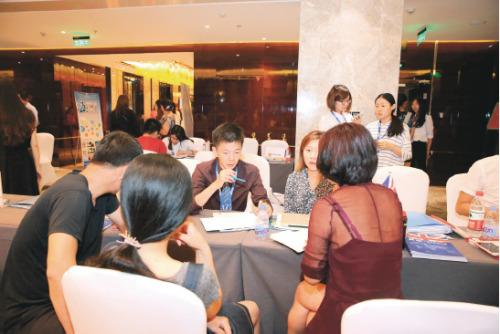 家长和学生们在北京津桥国际教育集团咨询高端留学服务。(人民网)