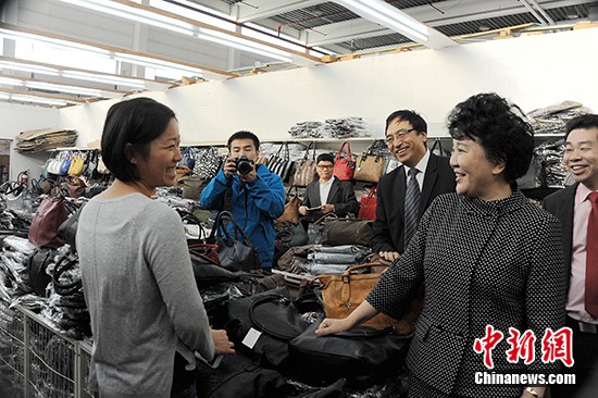 当地时间10月29日,中国国务院侨务办公室主任裘援平一行在德国法兰克福慰问侨胞。当天上午,裘援平一行前往法兰克福市郊德赖艾希的“中国贸易中心”,走访慰问了这里的多位侨商。图为裘援平与一位经营皮具的侨商亲切交谈。