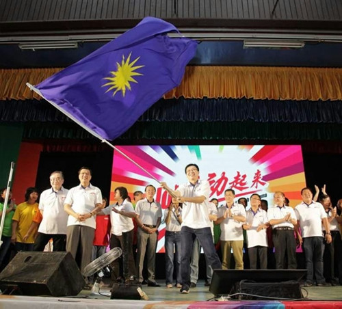 蔡智勇（右五起）、郑修强、周美芬、廖中莱和魏家祥以激励人心的方式，为“JOM！动起来”团结势更强嘉年华会激励会掀开序幕。（马来西亚《星洲日报》）