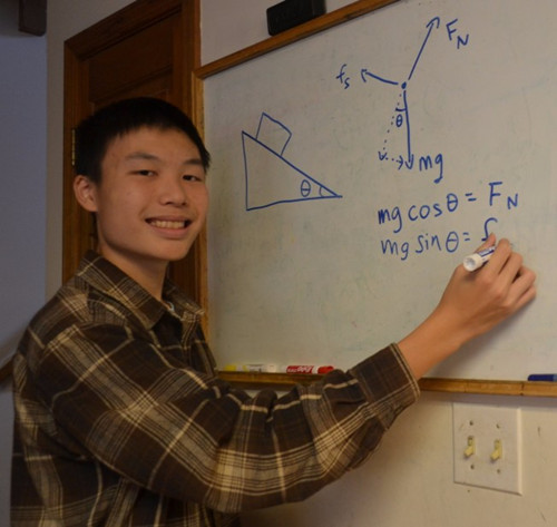 16岁的华裔高三学生夏杰松，成为全世界参与AP物理考试项目的17万多名考生中，唯一一个获得满分的学生。(夏杰松提供)