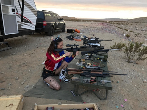 当日参与“万圣节户外射击活动”的参加者,穿着万圣节服装,专注参与射击训练。(美国《世界日报》/Derek