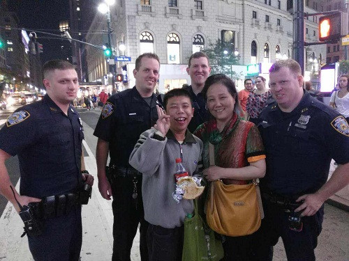 张女士在纽约警察和华裔民众的帮助下终于找到了患有残疾的儿子。（美国《侨报》）