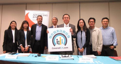 加州全保首席执行官彼得·李（左三）宣布11月1日为启动开放投保登记日，亚美公义促进中心健康计划项目王总监（左一）和张女士（左二）表示免费提供中文帮助给有需要的华裔民众。（美国《侨报》）