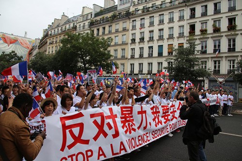 9月4日，5万旅法华人走上街头举行“反暴力要安全”大游行。（法国《欧洲时报》/黄冠杰