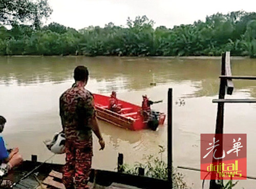 消拯人员在河上搜寻失踪者下落。（马来西亚《光华日报》）