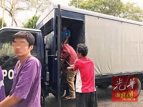 嫌犯由警方押往法庭,以申请延长扣留令。(马来西亚《光华日报》)