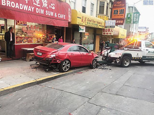 案发现场,肇事车辆被拖离现场。(美国《星岛日报》/读者供图)