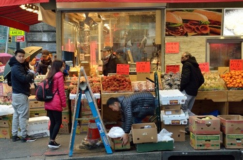 早晨8时，水果摊业者胡先生(右二)开始忙碌的一天。(