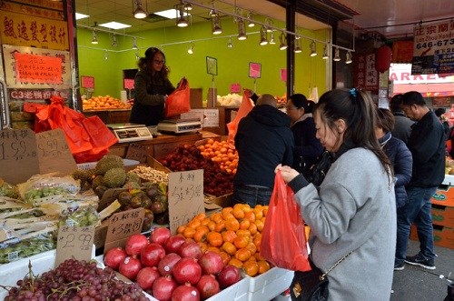 黄金商场门口十多年来都是卖服饰,今年夏天改为水果摊进驻。(美国《世界日报》/朱泽人