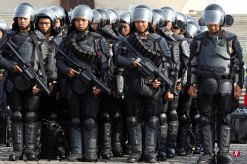 印尼镇暴警察昨天（2日）在雅加达进行安全部署，以应对周五（4日）将举行的反钟万学示威。（新加坡《联合早报》援引路透社）