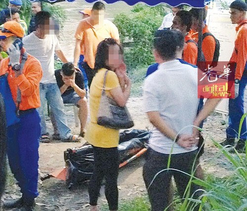 亲属们确认死者身份后,神情哀伤。(马来西亚《光华日报》)