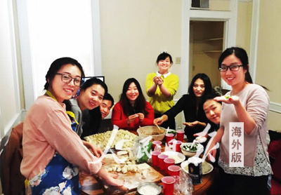 黄秀琳(右一)和当地的中国留学生一起包饺子过春节。