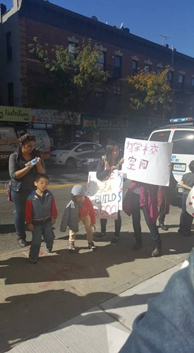 华裔家长携同子女在纽约布鲁克林日落公园示威，向当局争取兴建更多学校。(美国《世界日报》/读者供图)
