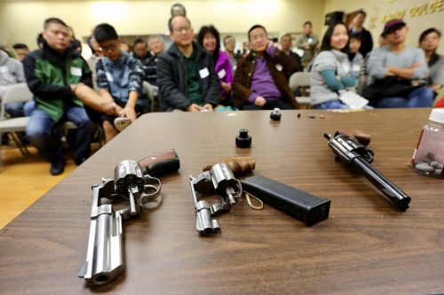 凶案频发，华裔民众学习使用武器的热情空前高涨。（美国《侨报》/邱晨