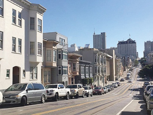 旧金山华埠美臣街是核心地带与西区的分界线，可见公寓和商店都逐渐被白人取代。（美国《世界日报》/李秀兰
