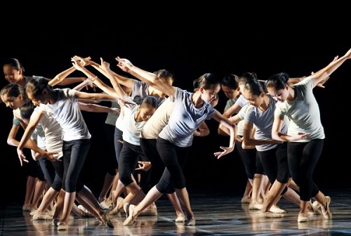 中国学生在英国国家馆日活动上表演舞蹈。（新华社发）