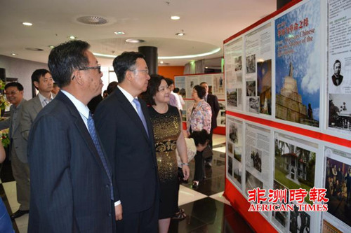 田学军大使与侨领一同观看图片展。（《非洲时报》）