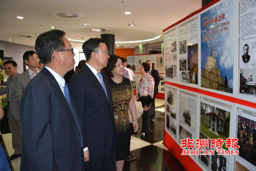 田学军大使与侨领一同观看图片展。(《非洲时报》)