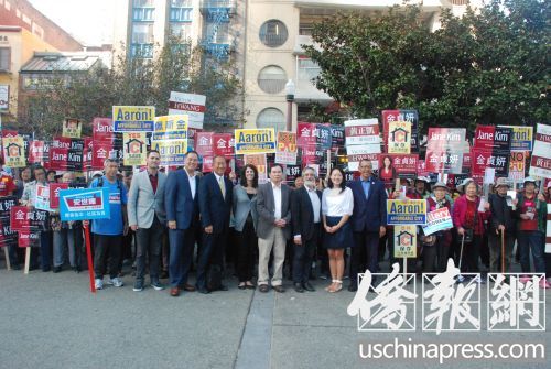 参加竞选造势记者会的公职候选人,与支持者们合影,并感谢支持者们的宣传和鼓励。(美国《侨报》/吴卓明