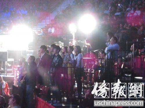 比赛现场，邹市明的华人粉丝在呐喊加油。（美国《侨报》）