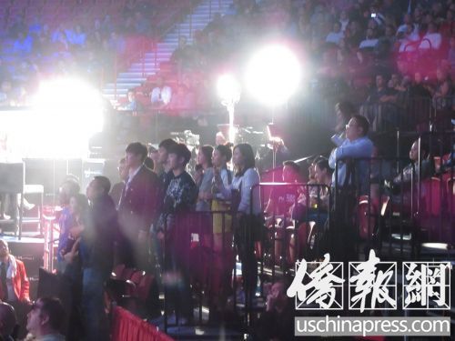 比赛现场,邹市明的华人粉丝在呐喊加油。(美国《侨报》)