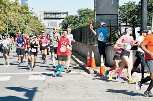 来自北京的郭军跑完此程就能成为首位在一个整年度内跑完国际六大马拉松赛事，申请国际六星跑者的中国籍选手。（美国《星岛日报》）