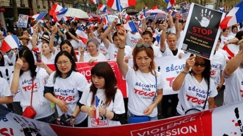 法国华裔社区抗议。（BBC）