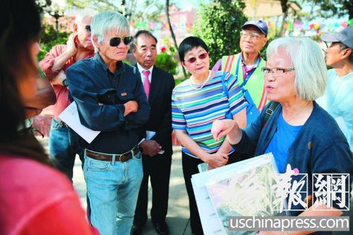 郑淑兰(右侧)与华、“洋”民众一起寻觅孙中山访问洛杉矶的足迹。(美国《侨报》/邱晨